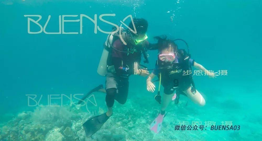 沙滩游玩的女孩们