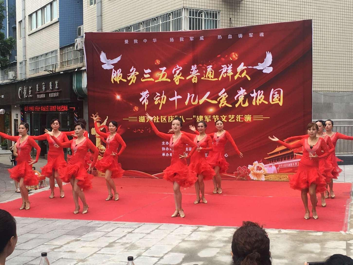 双人跨栏赛跑