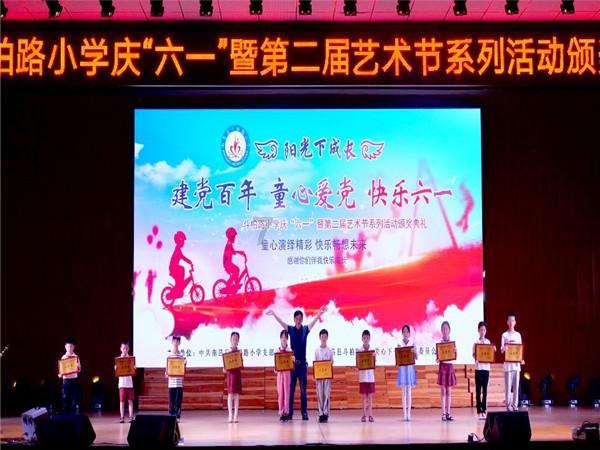 主驾驶不能控制另外三个门的玻璃升降？