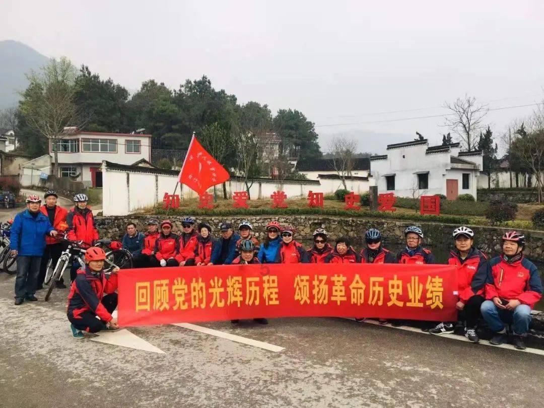 简单背景肌肉男孩壁纸