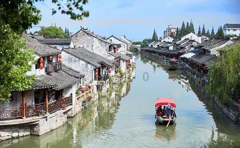 满载25吨的液化石油气槽罐车侧翻，现场无人员伤亡