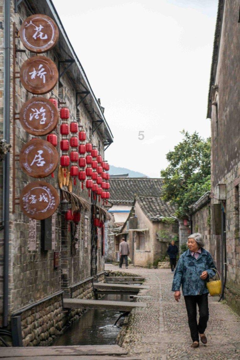 【应对低温雨雪天气】杨桥镇:扫冰除雪保出行,志愿服务暖人心