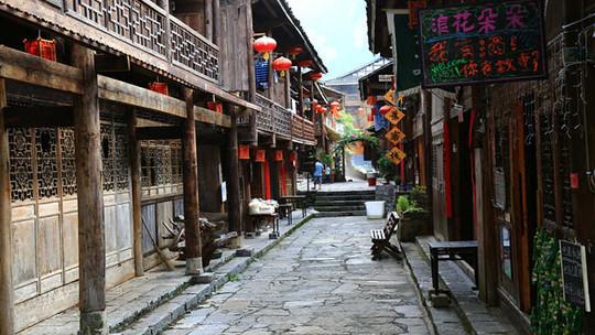 江西安福县:雪地车辆侧滑,交警紧急救援